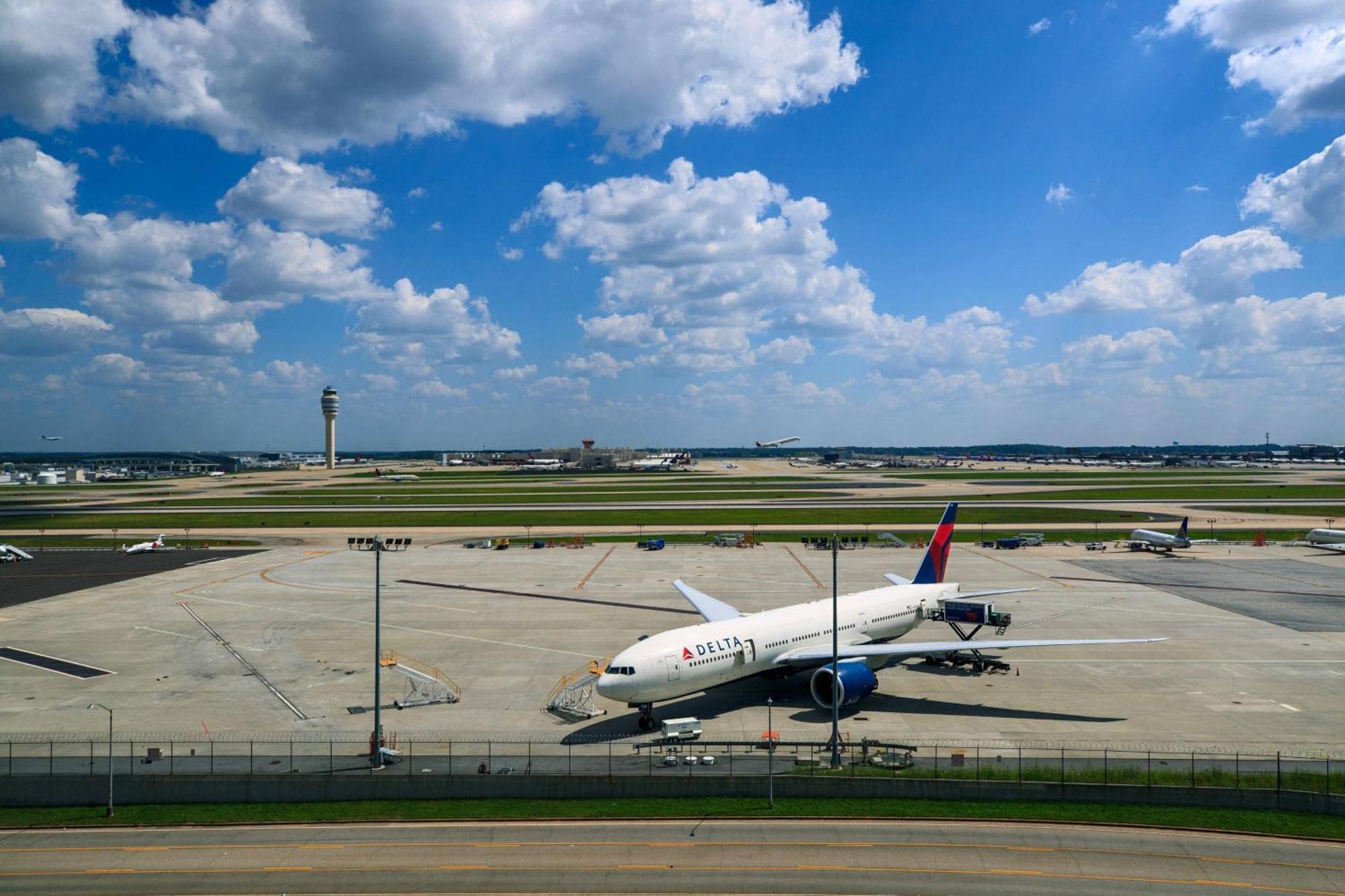 Hotel Renaissance Concourse Airport 4*