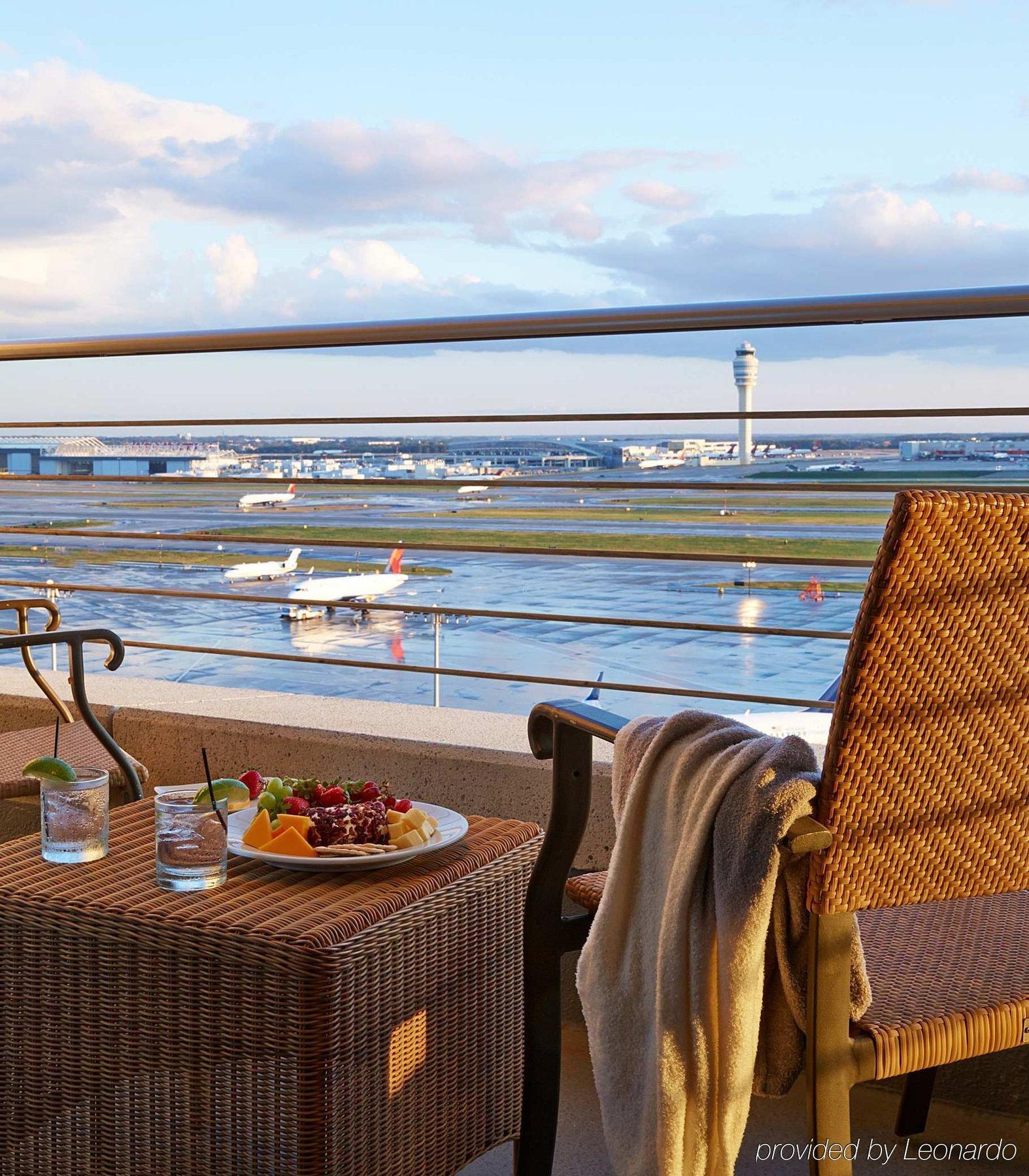 Hotel Renaissance Concourse Airport 4*