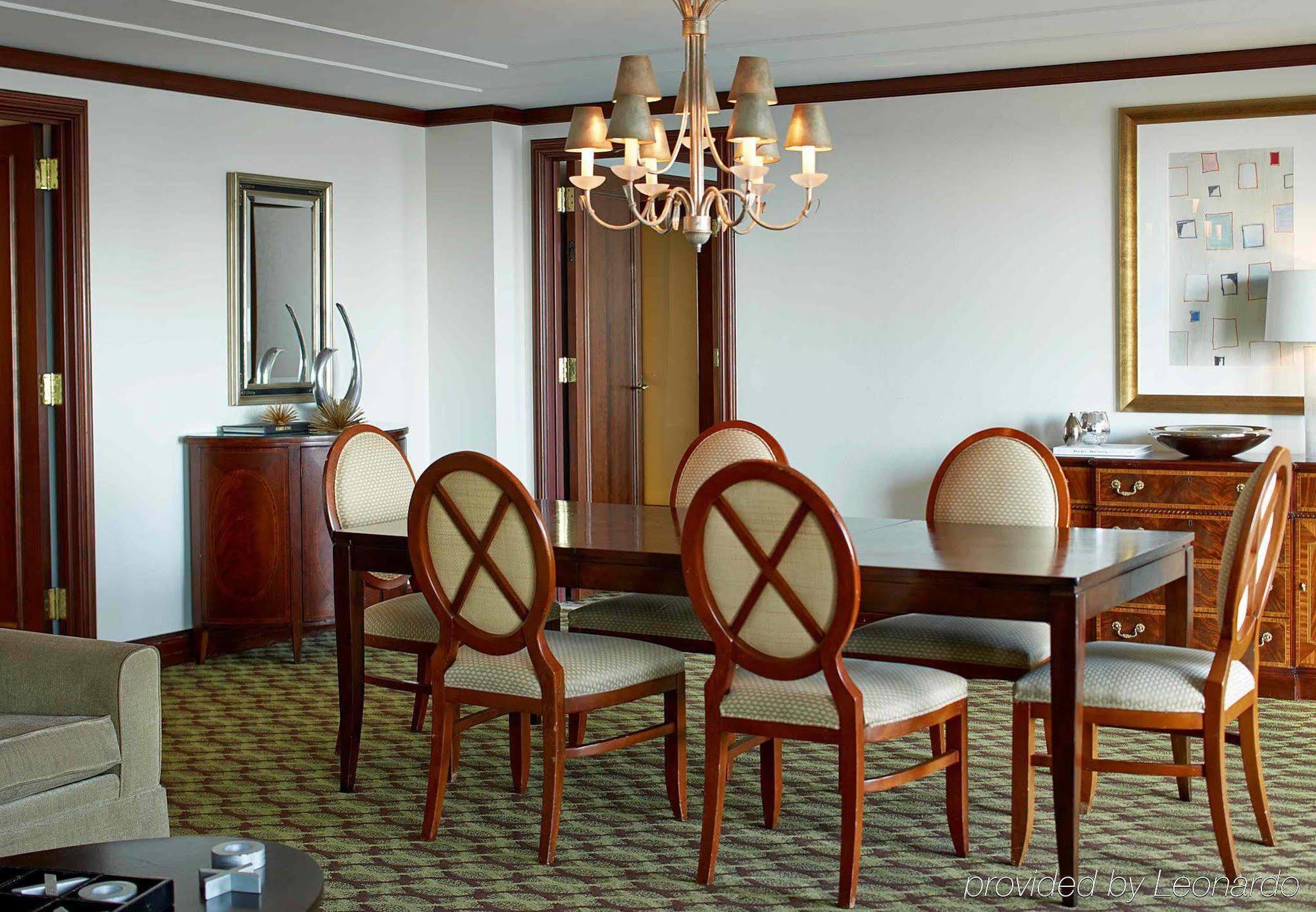 Renaissance Concourse Airport 4*
