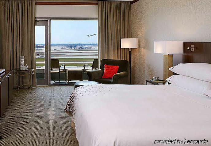Hotel Renaissance Concourse Airport